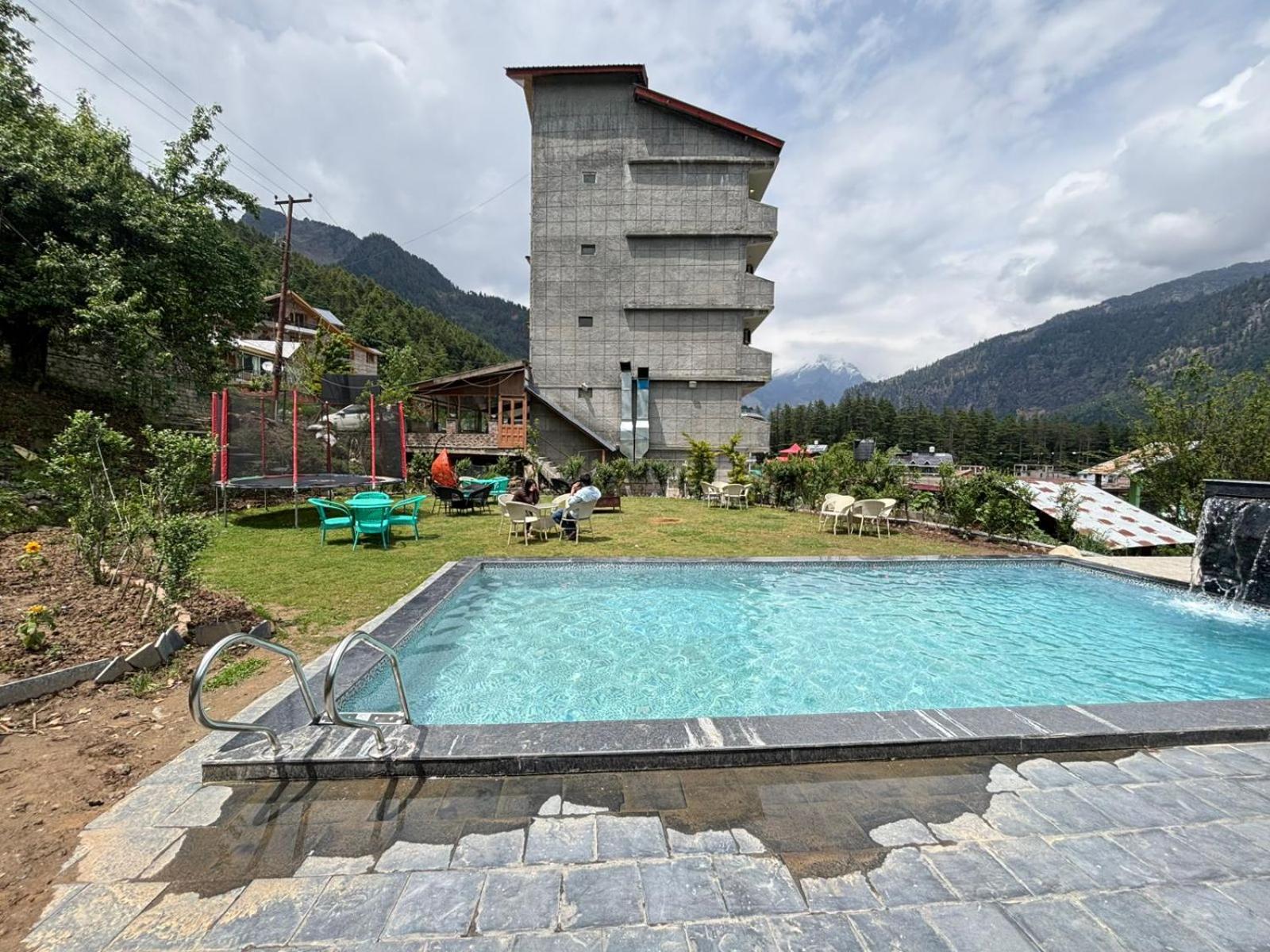 מנאלי Smuggler Resort By West Western Near To Mall Road & Hadimba Temple # Swimming Pool#Free Pick From Volvo Bus Stand מראה חיצוני תמונה